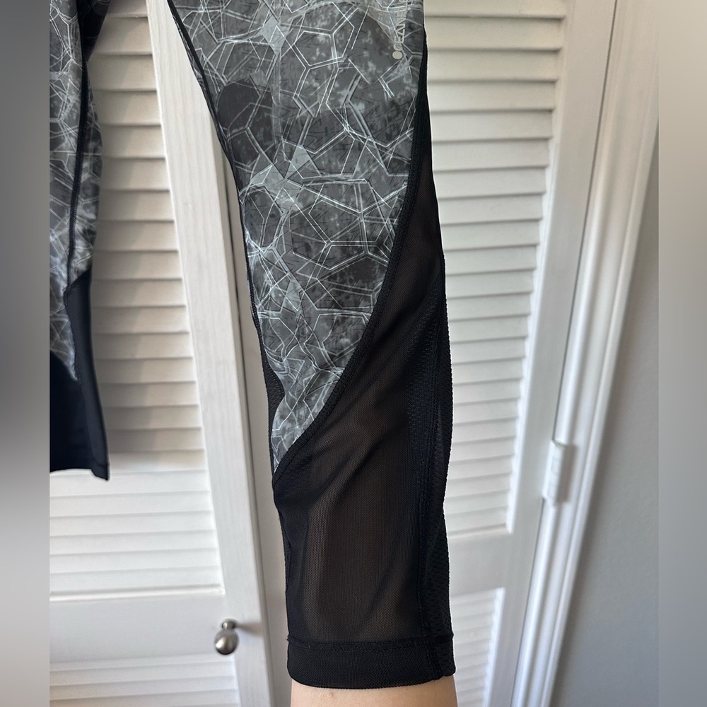Pelagic Black & Gray Capri Hex Leggings, Size Medium - Picture 4 of 11